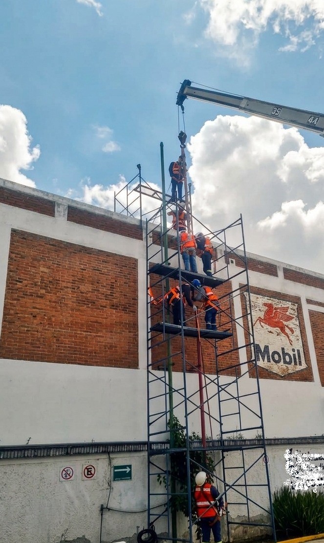 Instalación especializada de anuncio en estación